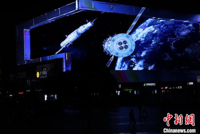 裸眼3D亮相重庆！商圈巨幕上演“空间站梦天实验舱转位过程”休闲区蓝鸢梦想 - Www.slyday.coM