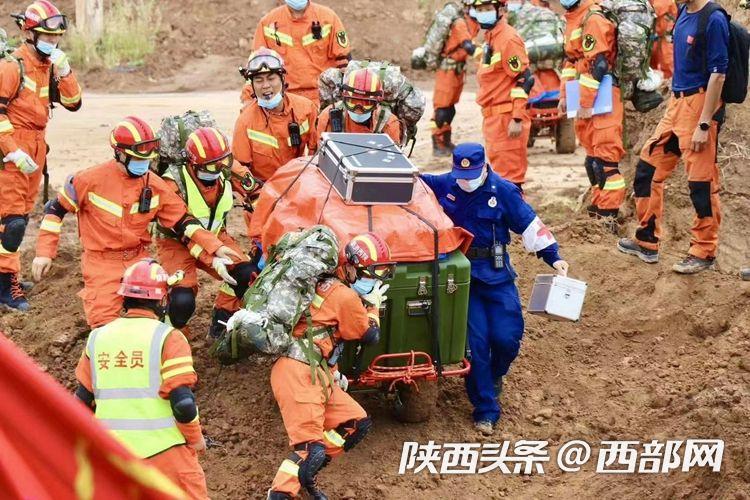 致敬逆行消防英雄丨消防老兵28年参与7000余次灭火救援任务 用生命守护生命休闲区蓝鸢梦想 - Www.slyday.coM