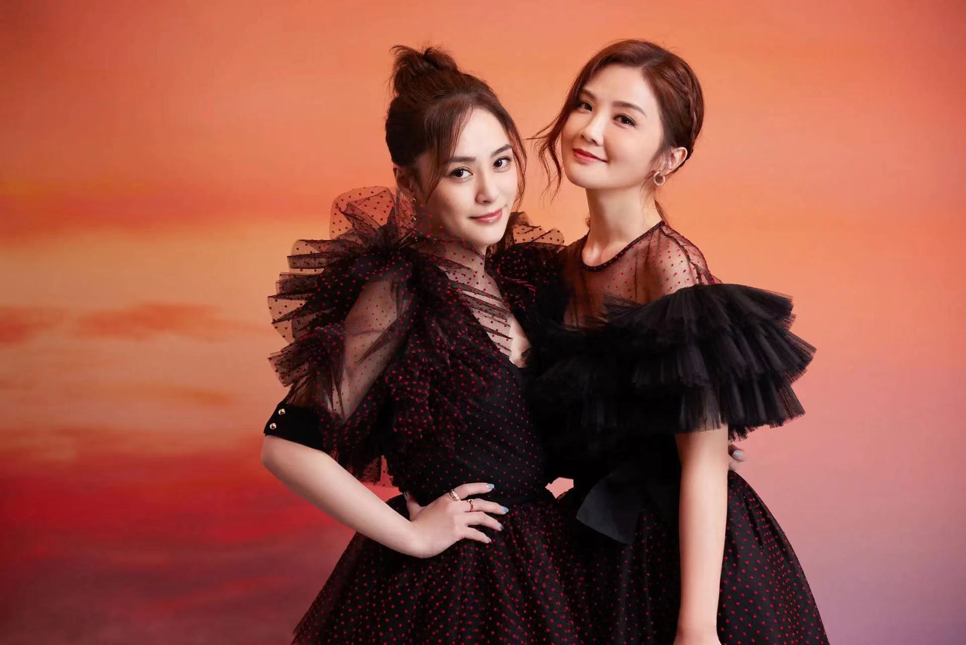 次元壁破了!twins于文文和周扬青合照,四大美女亲密互动感情真好