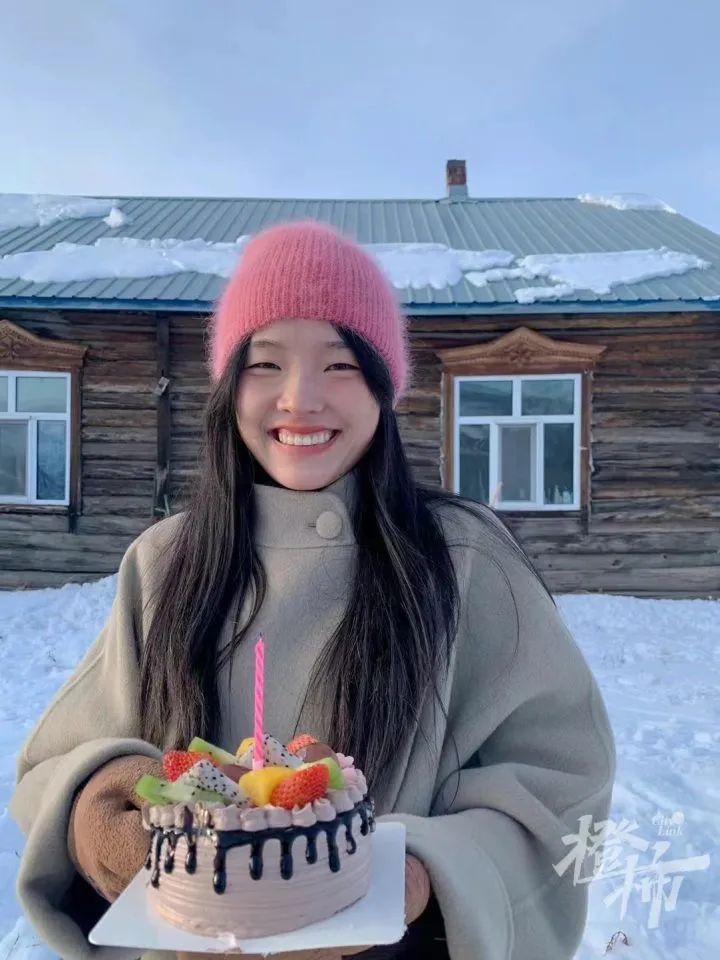 杭州90后夫妇卖掉500万房子，带三宝奔赴3000公里外的呼伦贝尔买小木屋安家！橙柿对话当事人休闲区蓝鸢梦想 - Www.slyday.coM