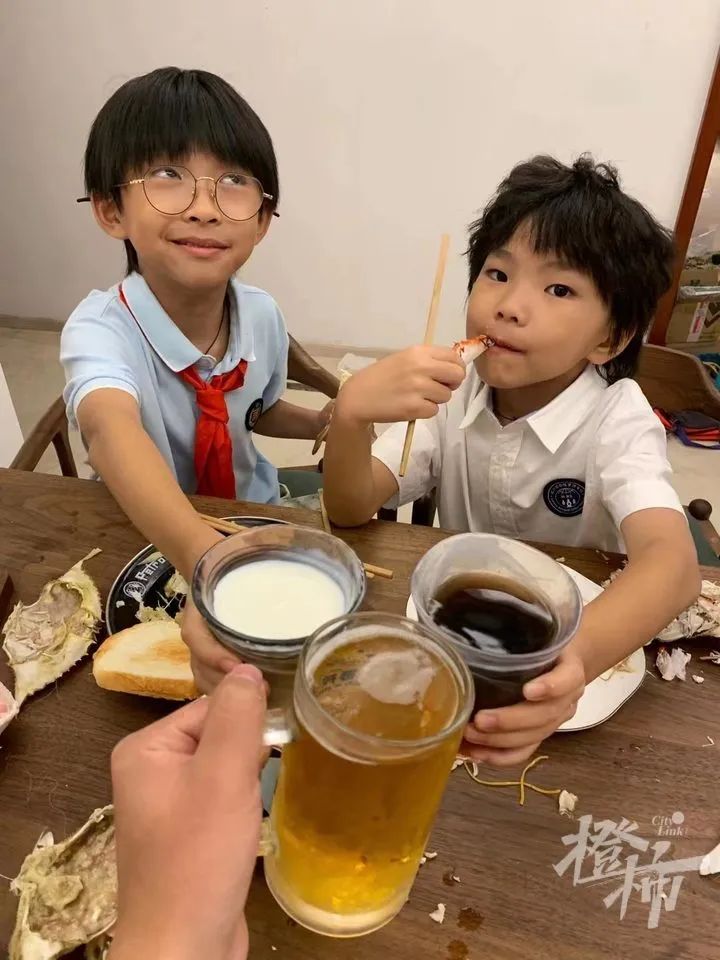 杭州90后夫妇卖掉500万房子，带三宝奔赴3000公里外的呼伦贝尔买小木屋安家！橙柿对话当事人休闲区蓝鸢梦想 - Www.slyday.coM