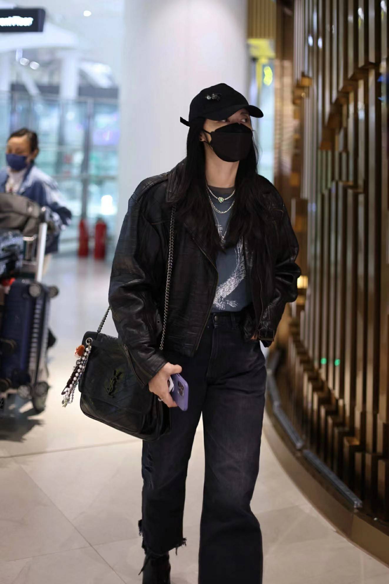 姚晨机场惊喜现身 暗黑穿搭好似摇滚青年