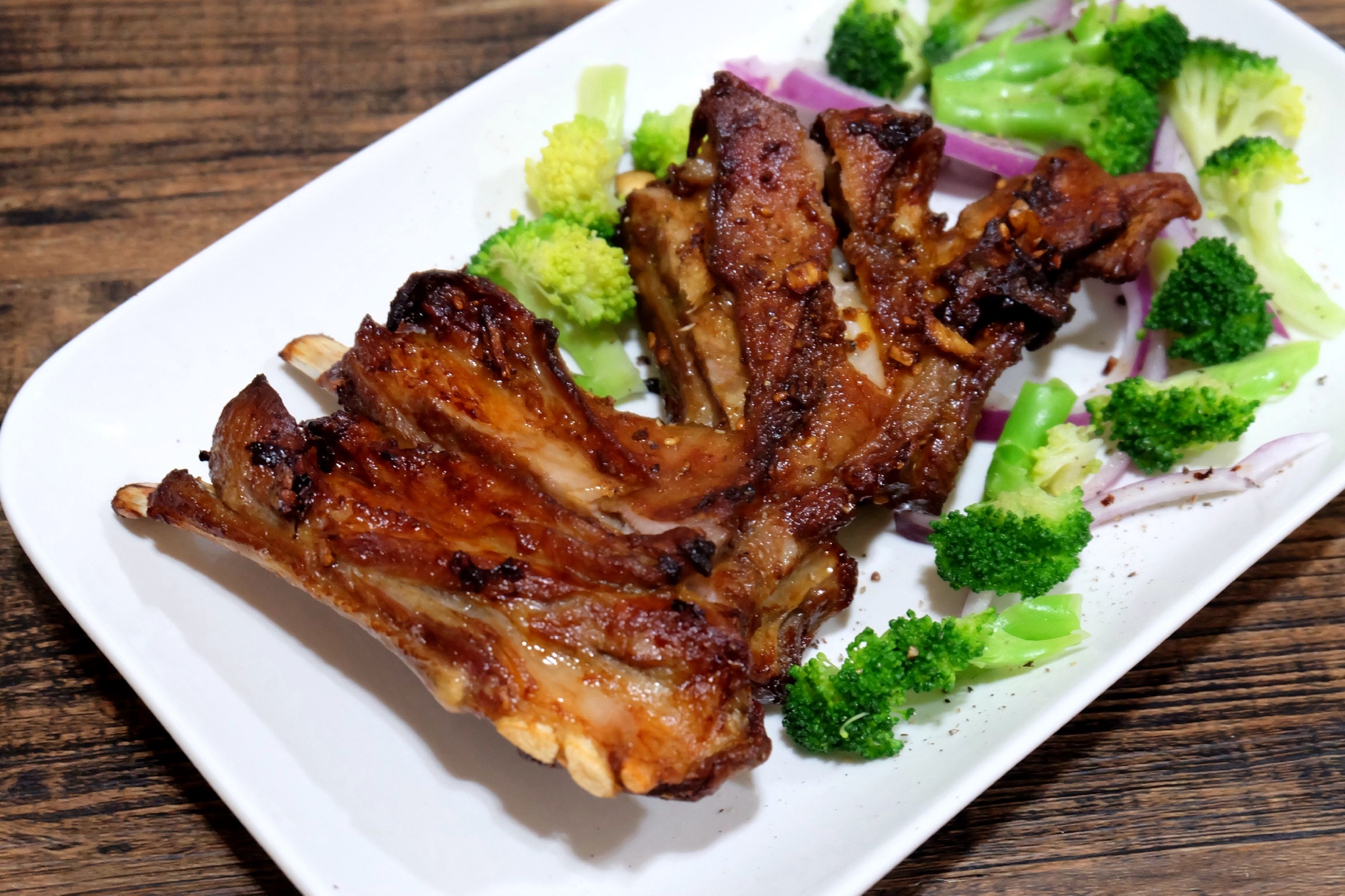 9,另外再烧开水焯了些西兰花,切了点洋葱做为装饰,和烤羊排一起摆盘