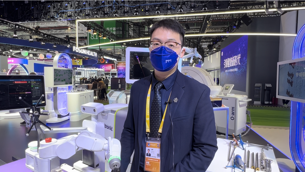 第五届进博会上,美敦力展台现场工作人员介绍,脊柱外科智能导航机器人