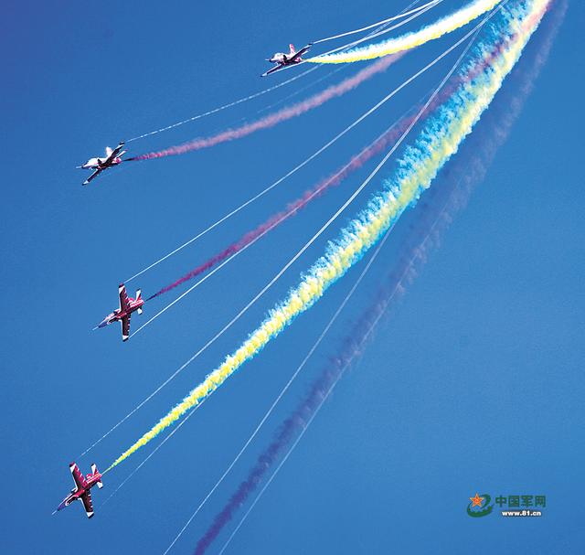 空军航空大学"红鹰"飞行表演队进行飞行表演.解放军报记者 栾 铖摄