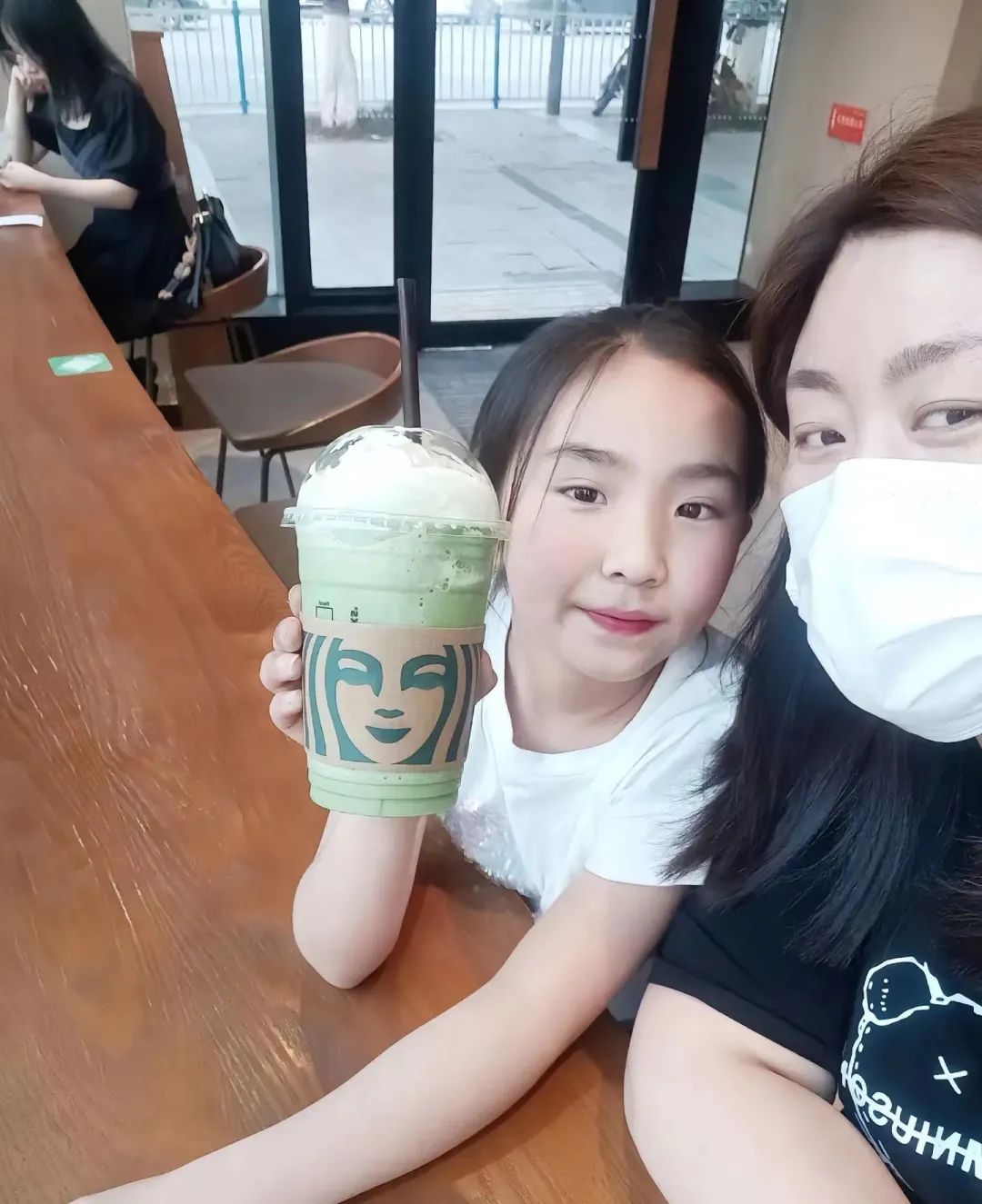 一个转身就不见了！10岁女孩江边失踪，家人悬赏10万直播寻女休闲区蓝鸢梦想 - Www.slyday.coM