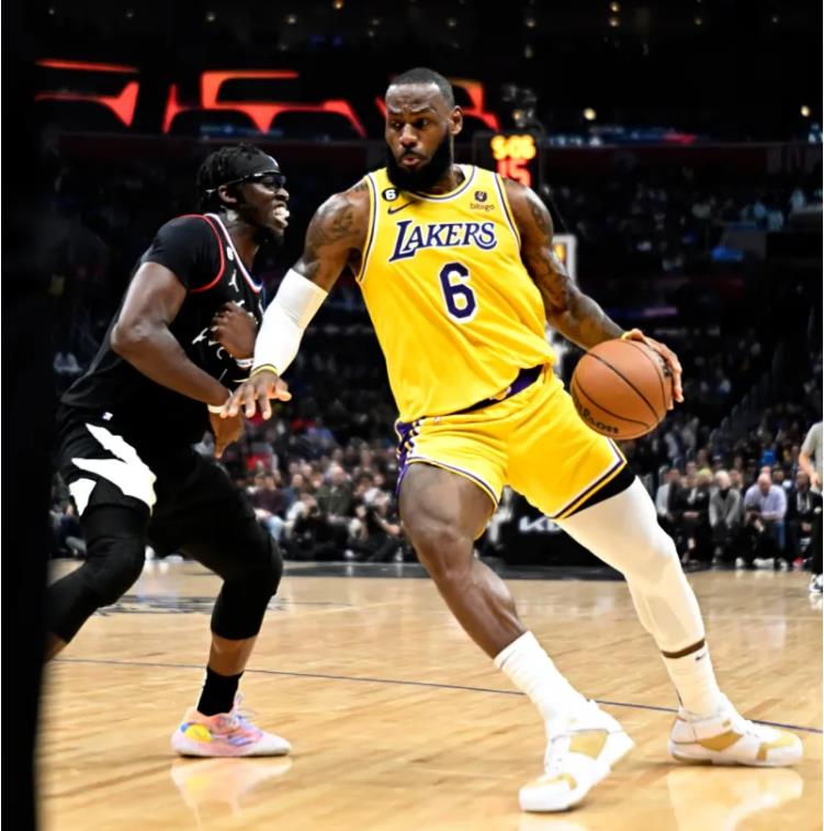 谈到勒布朗-詹姆斯的左腿伤势,哈姆说:"是的,他经历了一些腿部不适.