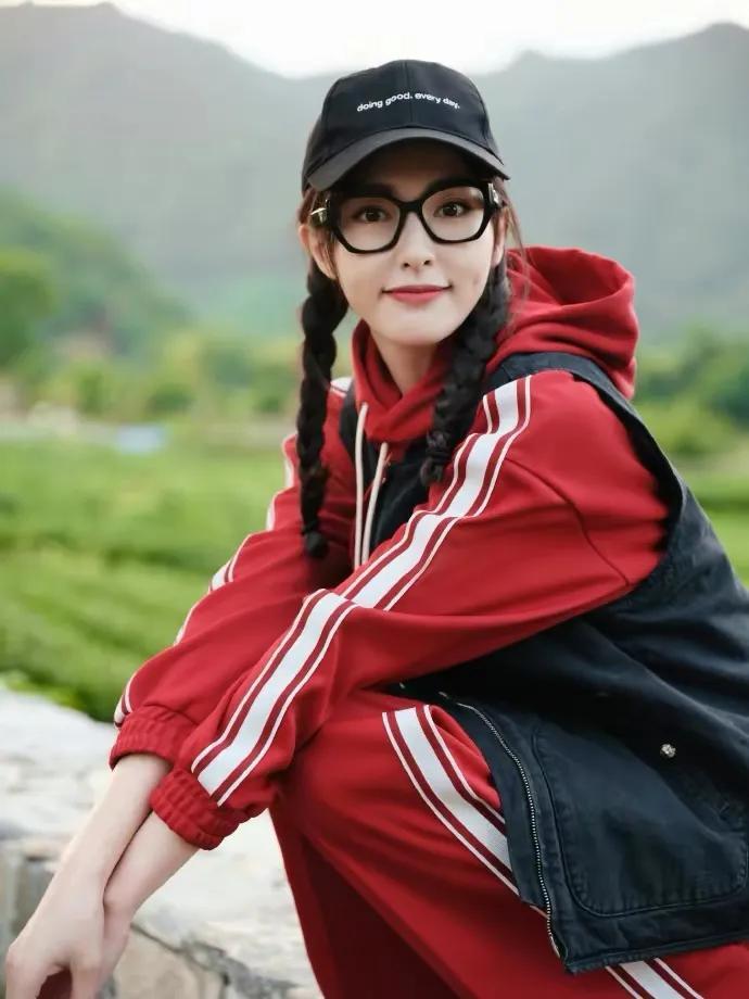 唐嫣演绎红色校服,两个麻花辫俏皮可爱__财经头条