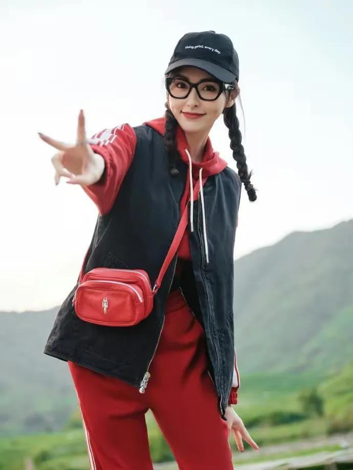 唐嫣演绎红色校服,两个麻花辫俏皮可爱__财经头条