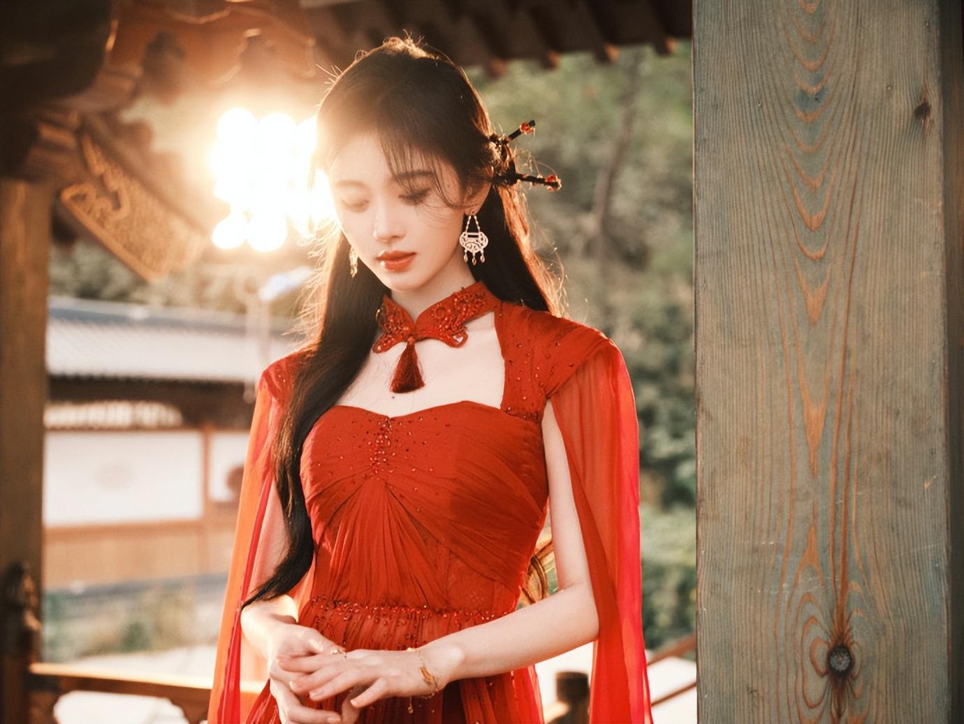 鞠婧祎穿红色露背抹胸裙很魅惑!