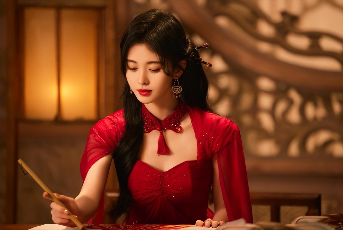 鞠婧祎穿红色露背抹胸裙很魅惑!