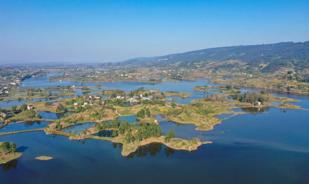 秋日暖阳下,长寿区大洪湖,呈现出青山绿水,碧波荡漾的美丽景观.