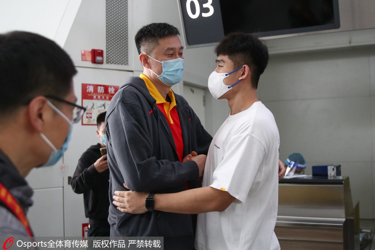 中国男篮出征德黑兰，主教练杜锋与陆文博道别。