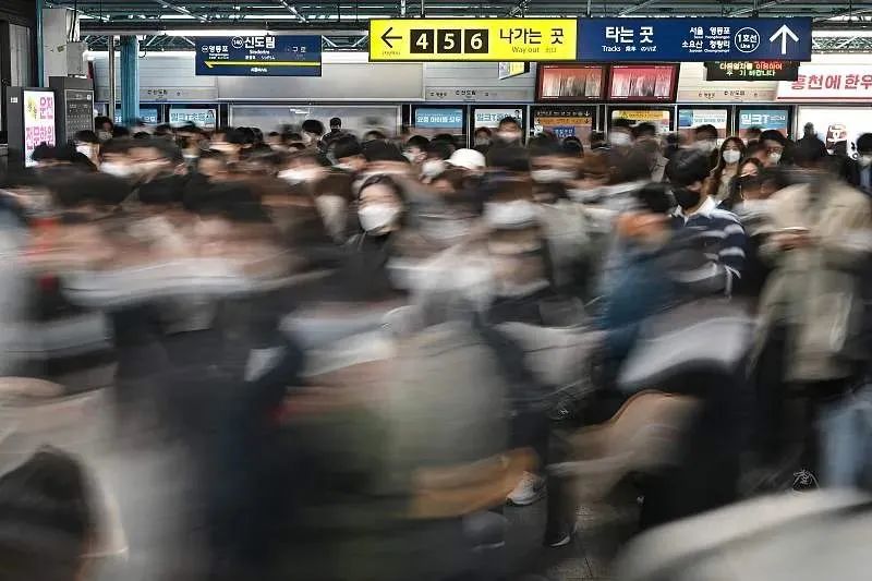 ▲当地时间2022年10月25日，韩国首尔地铁站。图/视觉中国