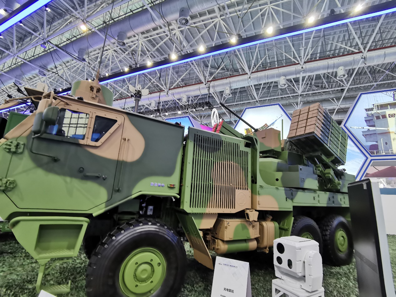 fk3000防空武器系统的一侧集成了48枚小型防空导弹,可用于对付无人机