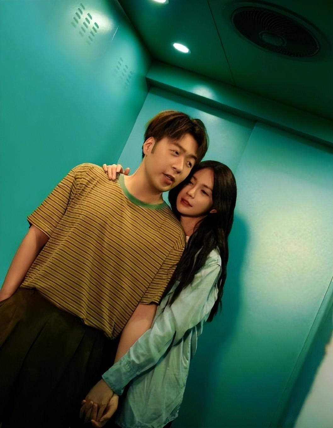 沈梦辰看老公话剧,小两口与龙丹妮合照,杜海涛双手比耶满脸幸福|沈梦