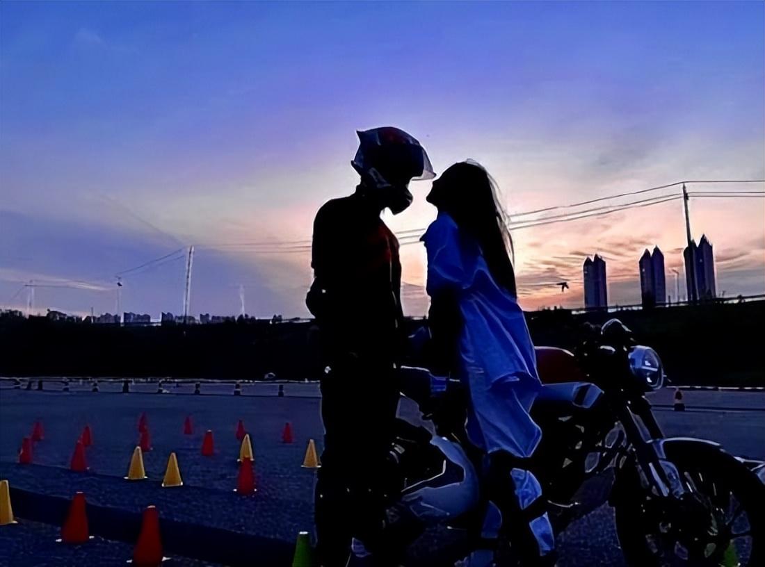 沈梦辰看老公话剧,小两口与龙丹妮合照,杜海涛双手比耶满脸幸福|沈梦