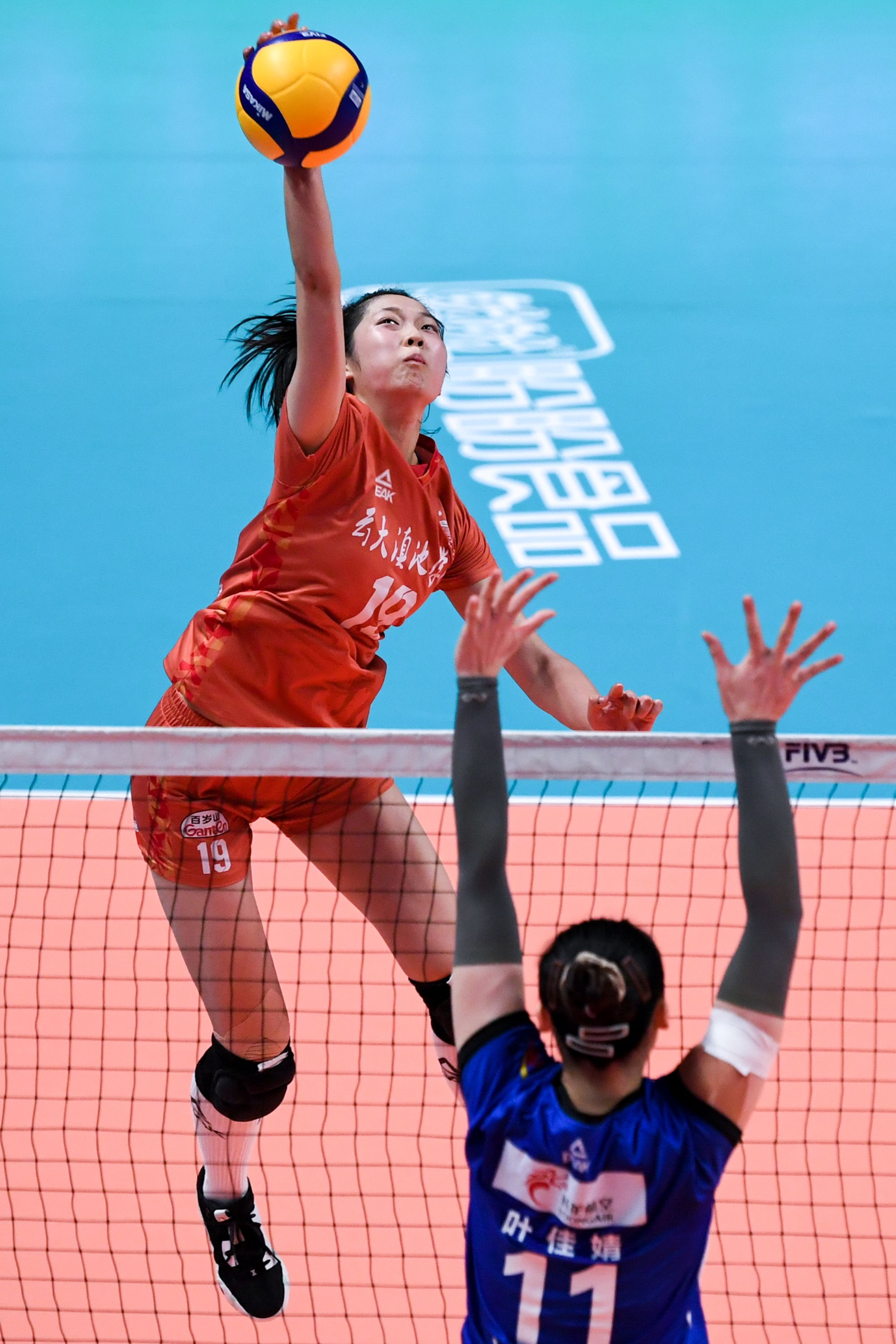 李博 摄11月12日,福建安溪铁观音队球员郑益昕(左)和队友梁玮凡在比赛