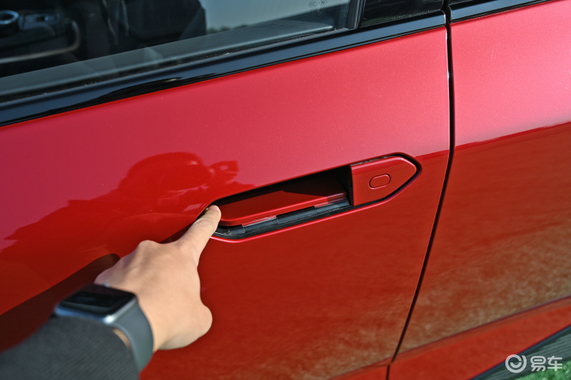 门把手采用隐藏式设计,既考虑了平整与美观度,也照顾到了空气动力学的