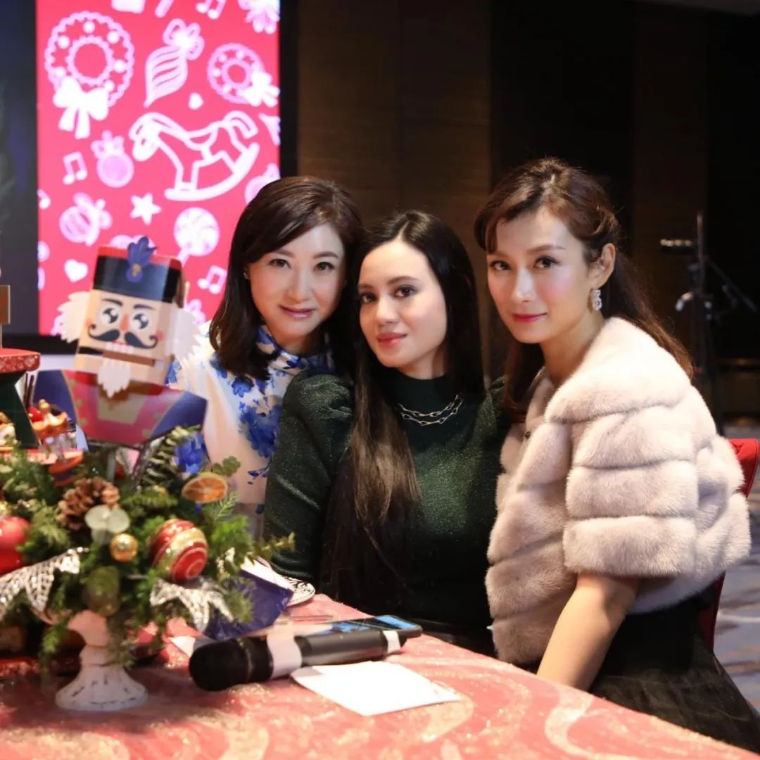 郭晶晶罕见出席香港富婆聚会:没有一个爱马仕,却是名利场最狠的比拼