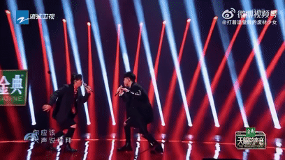 为什么歌手在舞台上总扔麦架？休闲区蓝鸢梦想 - Www.slyday.coM