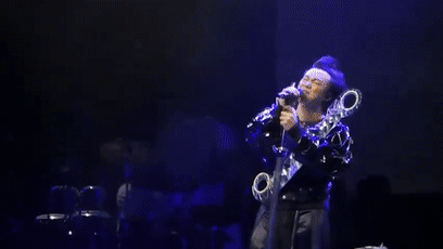 为什么歌手在舞台上总扔麦架？休闲区蓝鸢梦想 - Www.slyday.coM