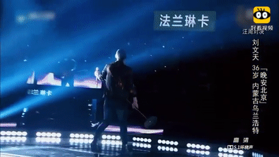 为什么歌手在舞台上总扔麦架？休闲区蓝鸢梦想 - Www.slyday.coM