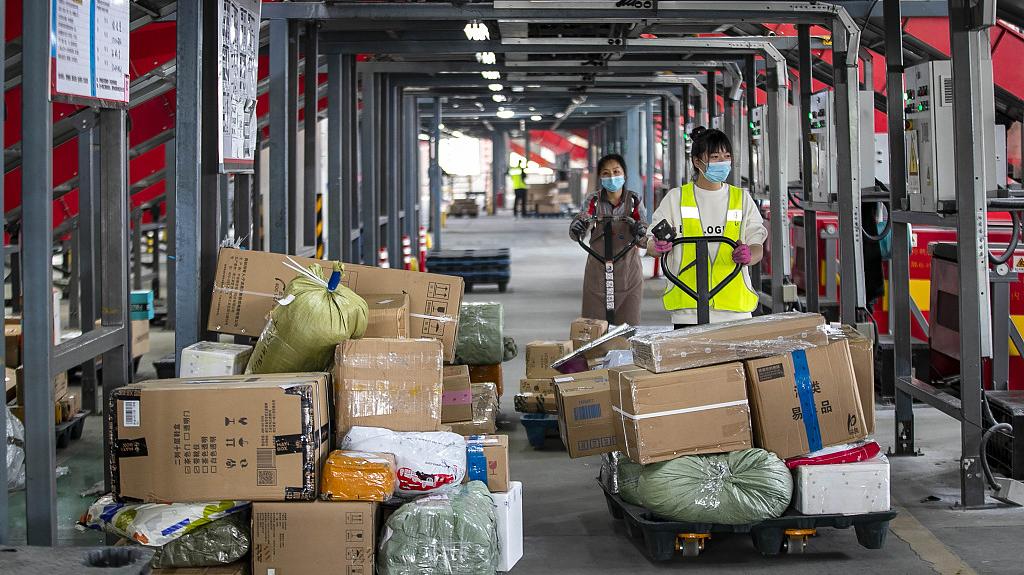 2022年11月12日，在江苏泰州顺丰高港中转场，工作人员在转运快递包裹。 视觉中国 图