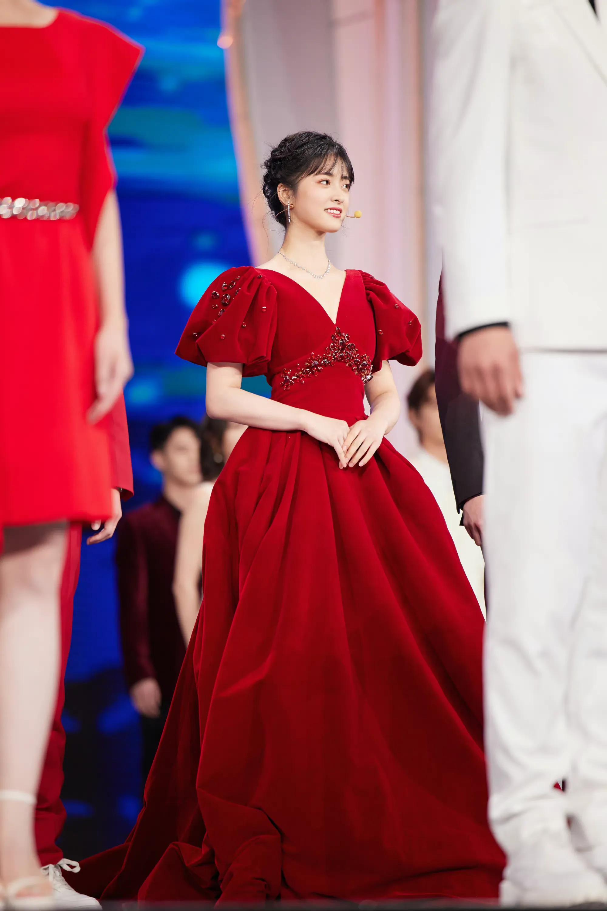 沈月金鸡奖造型,一红一白,红裙性感,白裙清纯,你最爱哪套?__财经头条