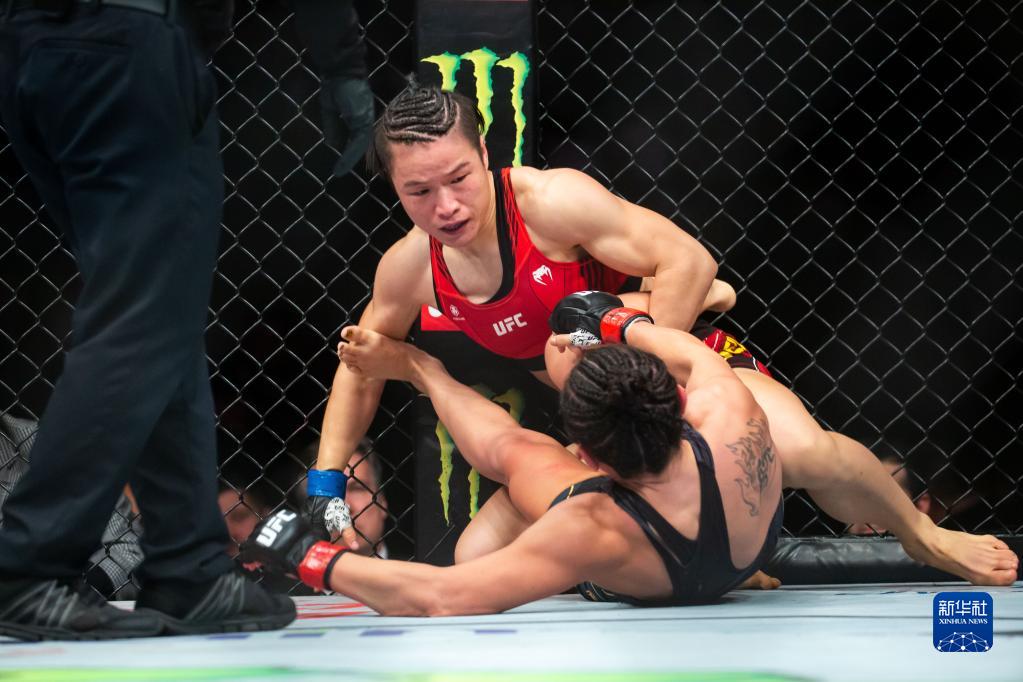 ufc281:张伟丽裸绞降服埃斯帕扎 重夺女子草量级金腰带|埃斯帕扎_新浪