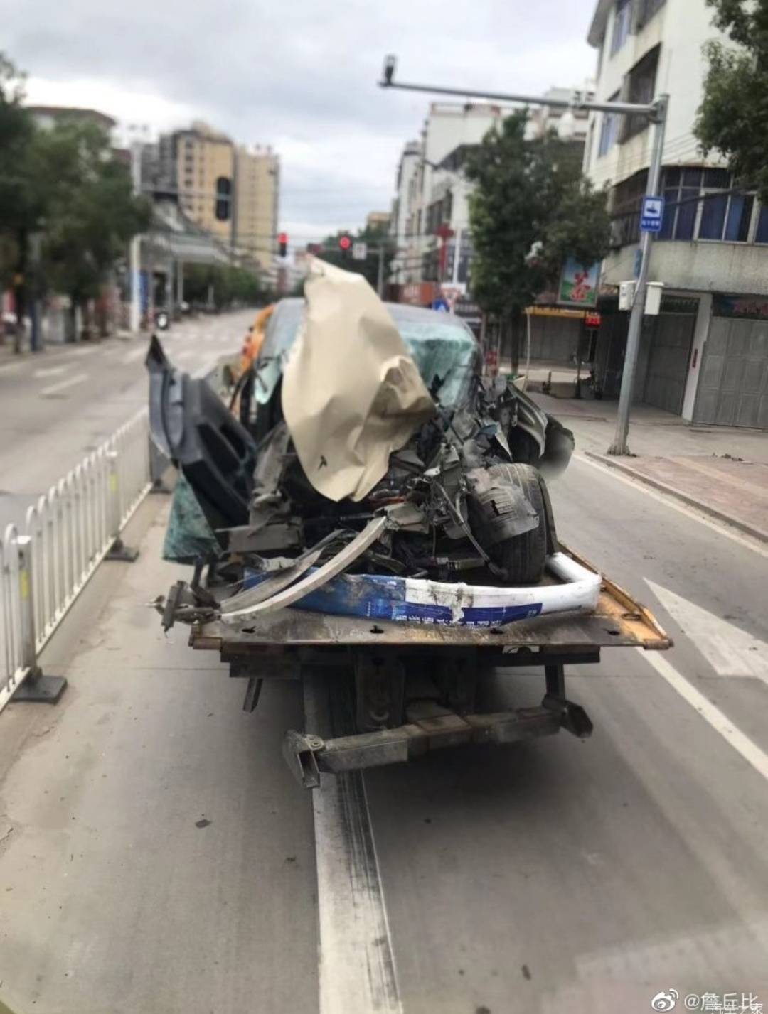 特斯拉回应“狂奔两公里致2死3伤”事件：司机全程未踩刹车休闲区蓝鸢梦想 - Www.slyday.coM