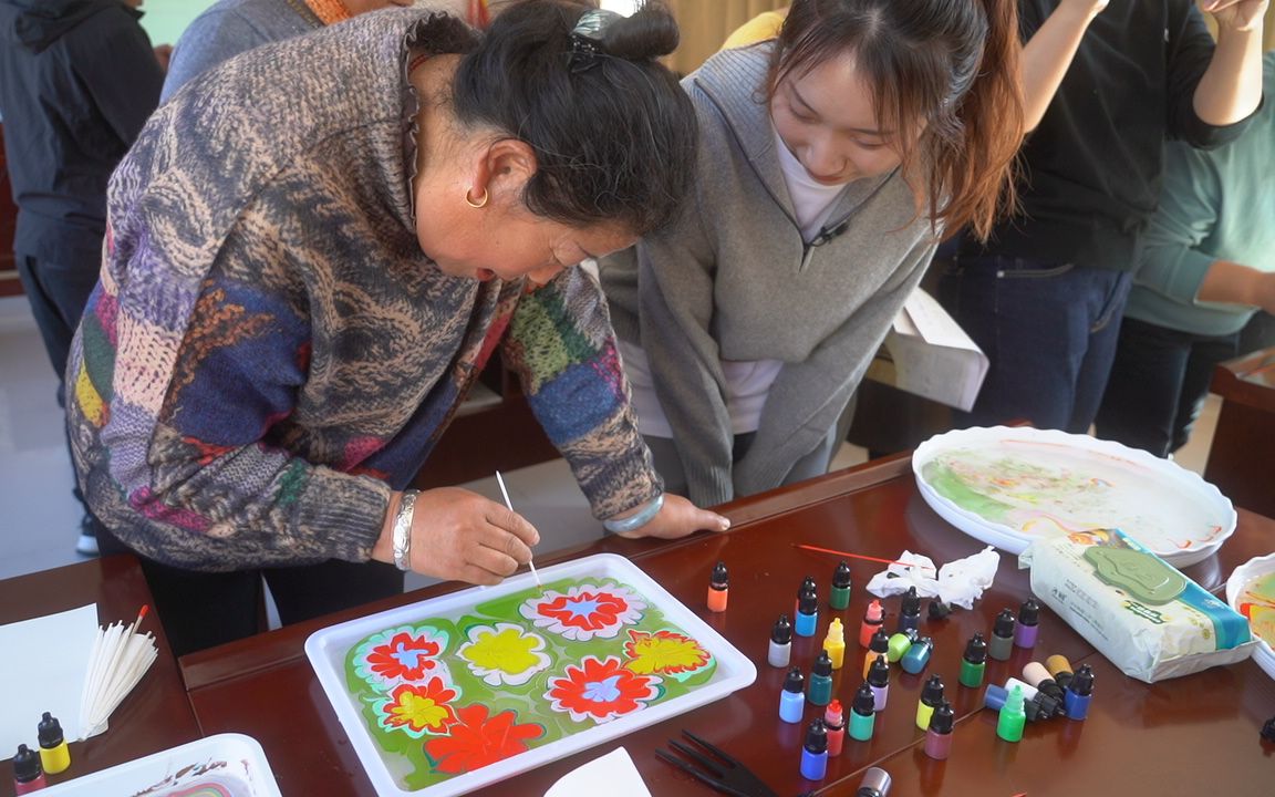 村民在画油纸伞伞面图案.新京报记者 王巍 摄
