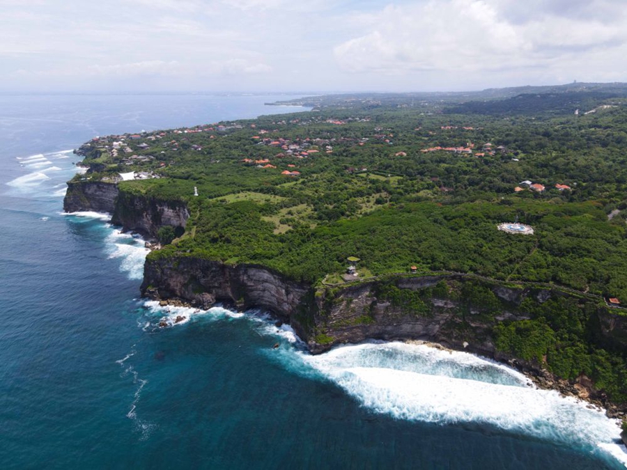 这是2021年12月22日拍摄的印度尼西亚巴厘岛情人崖(无人机照片).