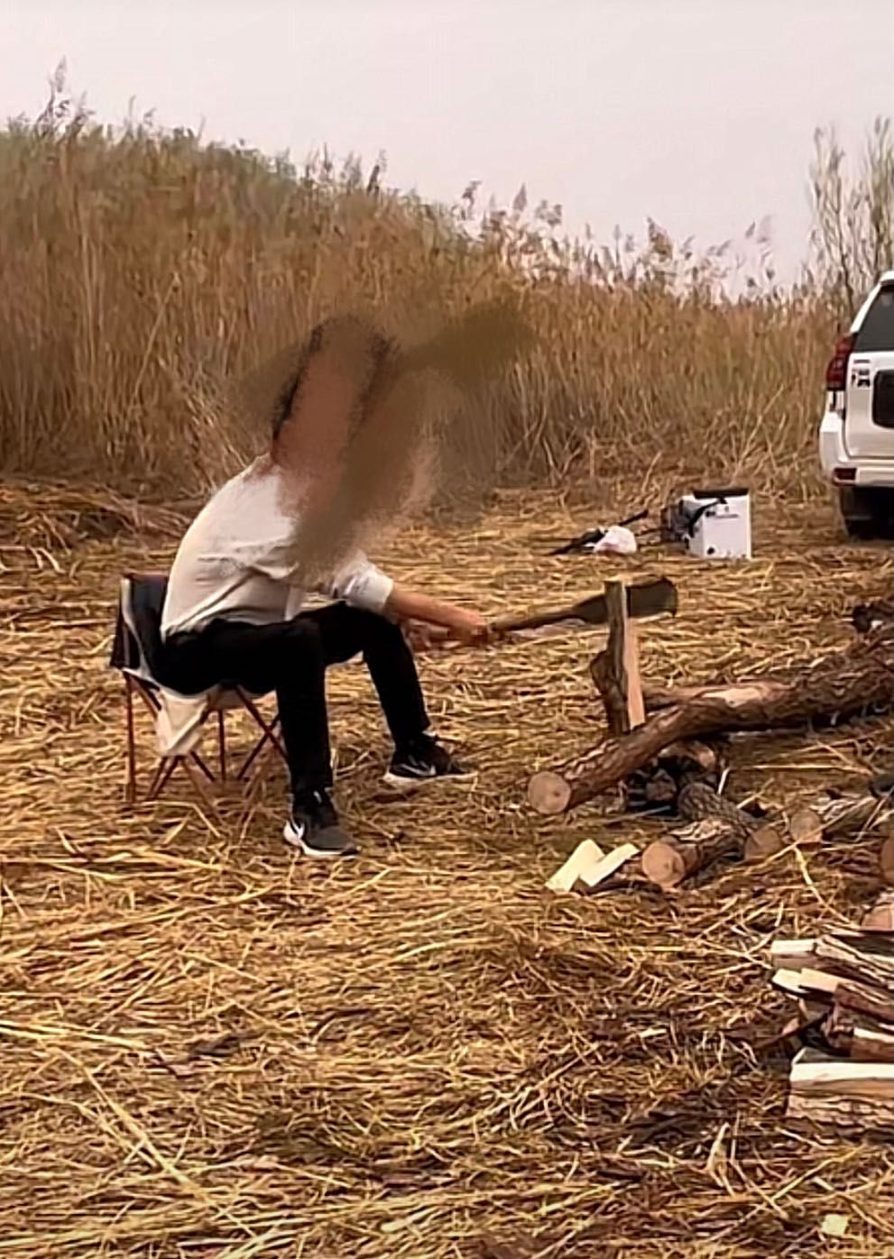  刘琦的一位朋友正在砍柴。受访者供图