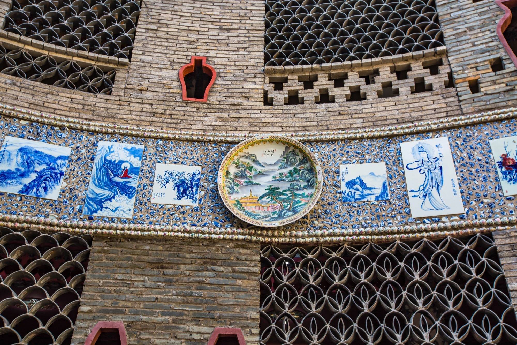 走入瓷宫内部,视野豁然开朗,如同进入一座别具一格的福建土楼建筑.