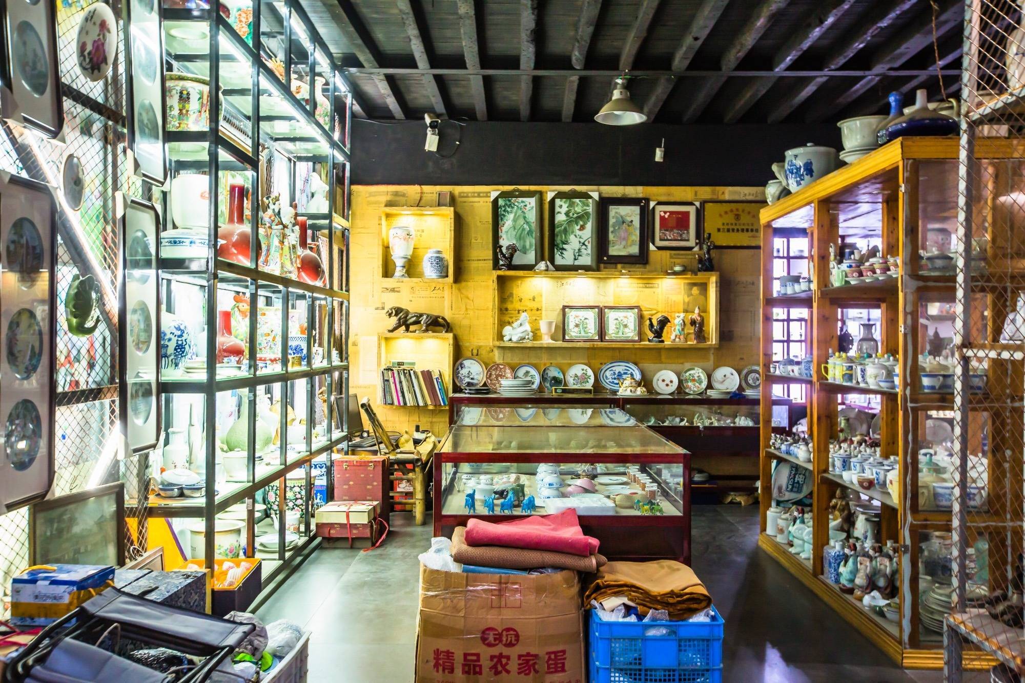 有游走摊贩,也有固定店铺,如果对古玩一窍不通,千万不要抱着捡漏的