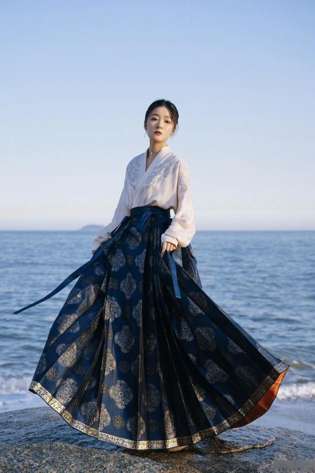 演员徐娇金鸡红毯上穿马面裙惊艳亮相,一改往日少女形象|徐娇|马面裙