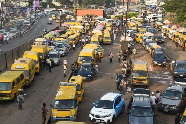 2022年10月19日，停在尼日利亚商业首都拉各斯的巴士站的黄色迷你巴士在混乱的交通拥堵中行驶。（法新社）