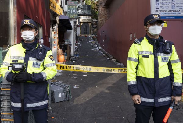 10月30日，警察在韩国首尔踩踏事故现场警戒。