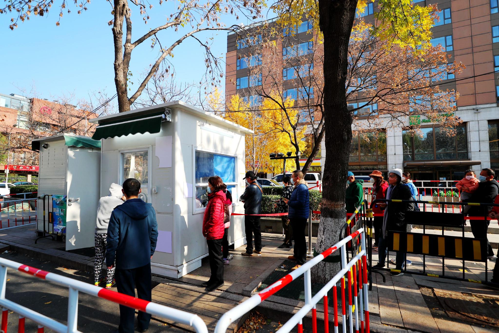 11月14日，北京西城，天桥街道一处核酸检测采样点，居民有序排队进行检测。牛云岗/IC photo