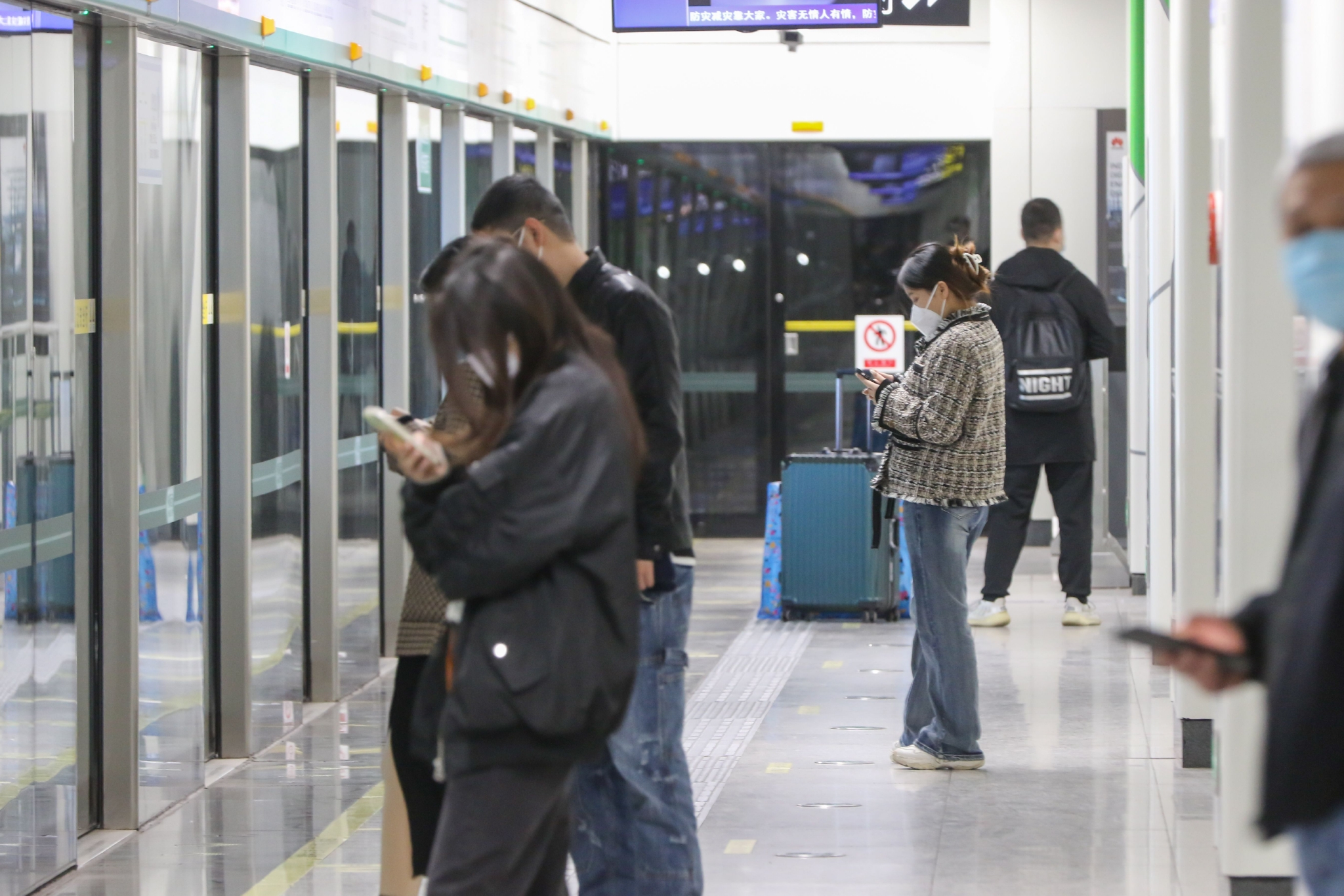 　11月13日，河南郑州，市民乘坐地铁出行。自11月14日起，郑州地铁已有5条线路中的62座车站恢复正常运营。