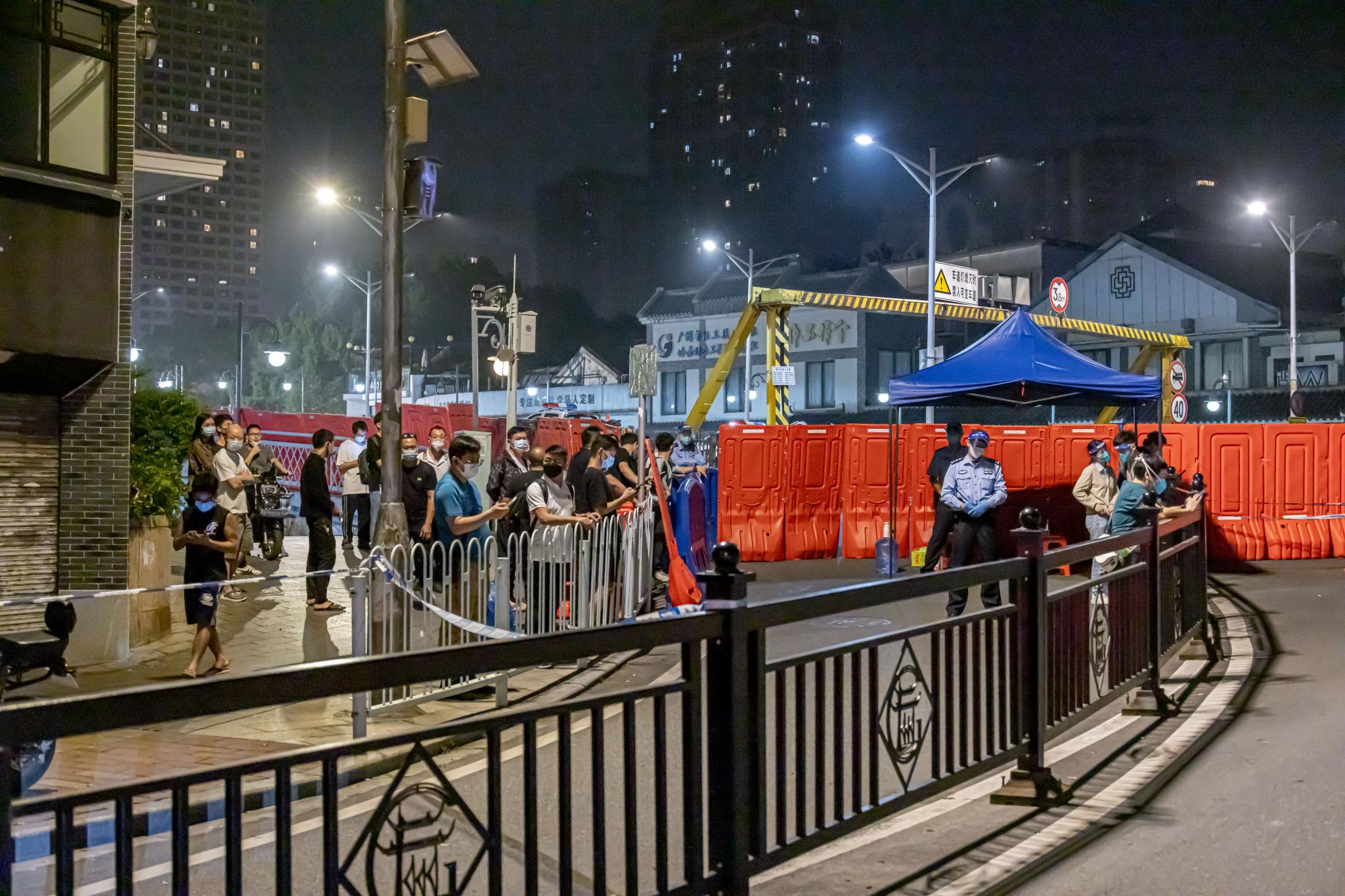 11月14日，广东广州，海珠区防控区域于凌晨进行调整，不少市民观望路桥解封情况。图/IC photo