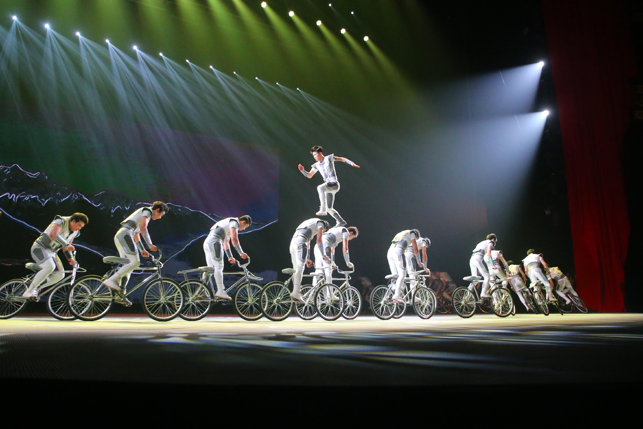 《逐风者·男子集体车技》 获杂技"金菊奖",突破系列高难动作|逐风者