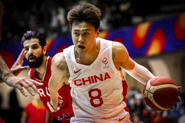 赵睿在比赛中运球.图片来源:新华社