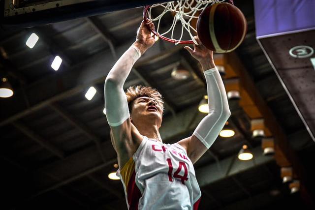 王哲林在比赛中扣篮.图片来源:新华社