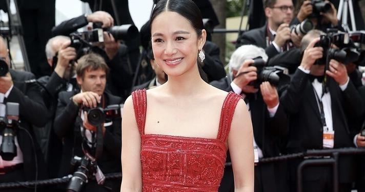 “周韵”才是气质女神,穿红色连衣裙走红毯优雅大气,美到骨子里|连衣裙|周韵|外套_新浪新闻