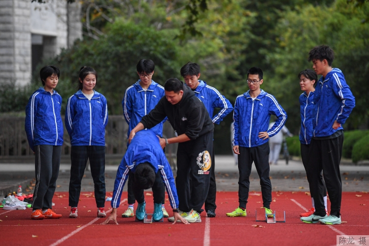 “运”育未来｜松江二中拥有悠久的体育传统，韩寒曾是这所名校的体育生-QQ1000资源网