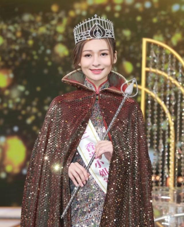 经历复杂！应届港姐冠军曝13岁便独自生活，15岁才与艺人爸爸相认