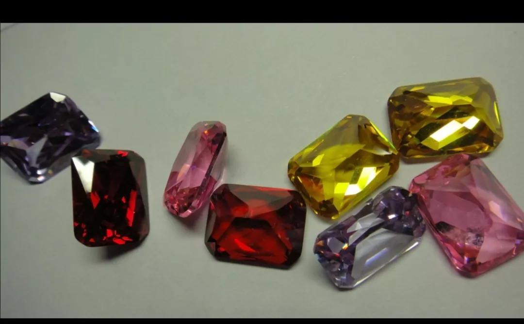 你知道如何鉴别锆石吗