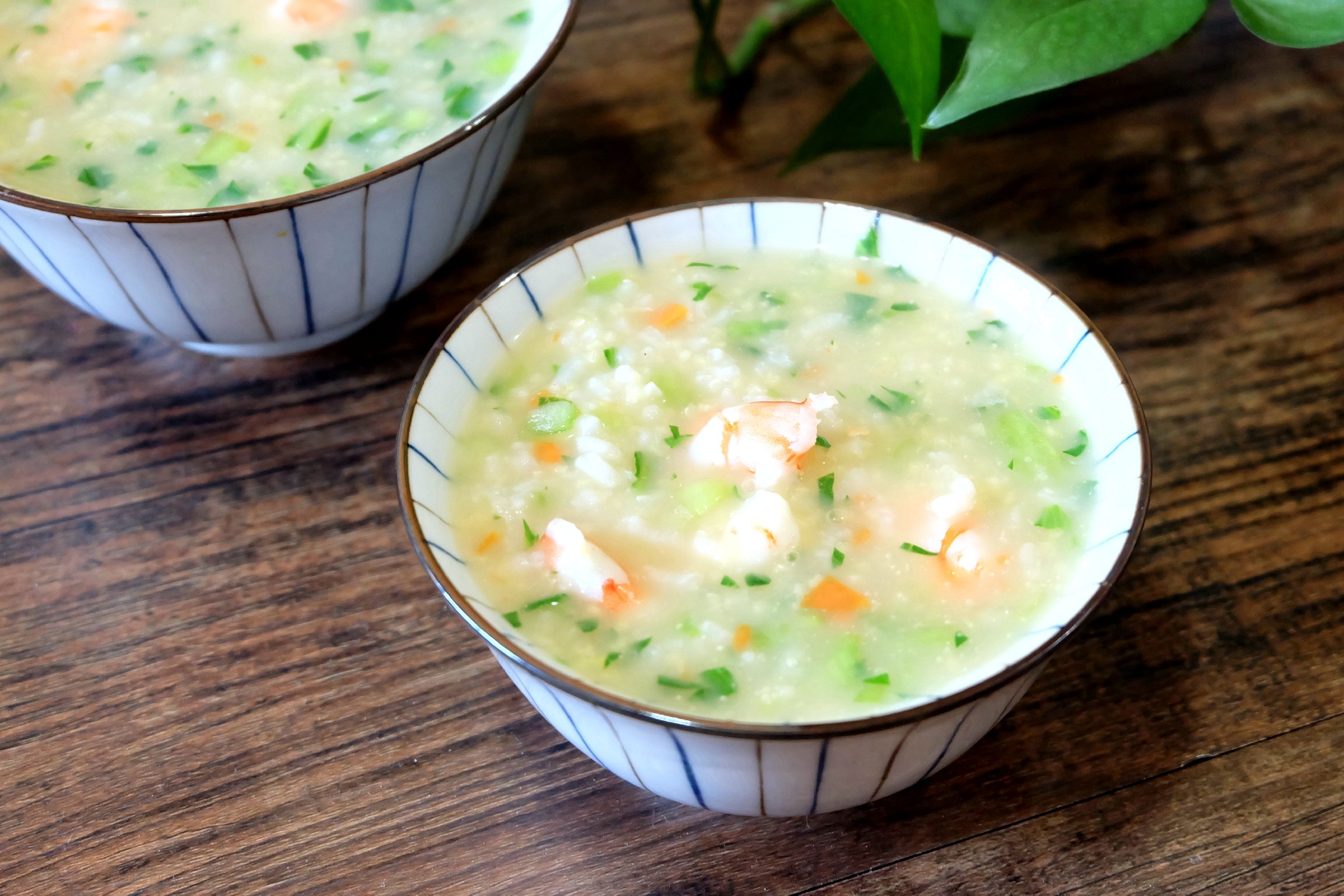 女儿爱喝粥,妈妈用砂锅熬煮鲜虾蔬菜粥,清鲜味美营养健康|蔬菜粥|鲜虾